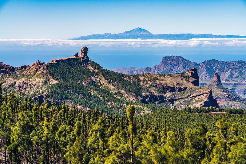El Roque Nublo en Gran Canaria y el Teide al fondo